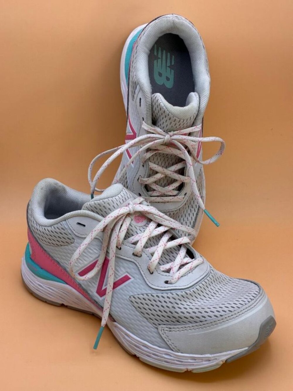 Share New Balance Kids Nimbus Cloud Size 4.5 Wide Gray, Bubblegum and Surf 680v6